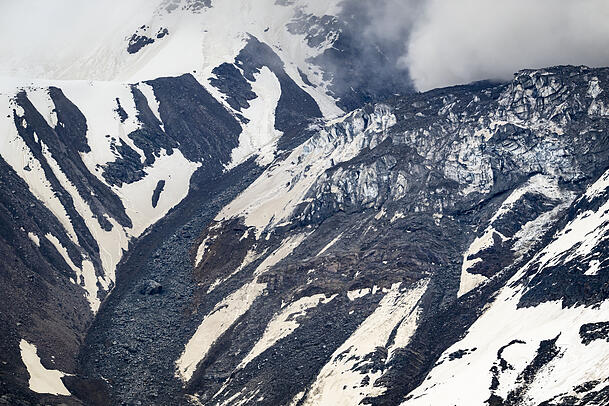 Vom Kleinen Nesthorn in der Schweiz stürzet massives Gestein auf den Birchgletscher im Lötschental. Vom Kleinen Nesthorn in der Schweiz stürzet massives Gestein auf den Birchgletscher im Lötschental.