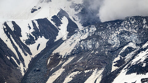 Vom Kleinen Nesthorn in der Schweiz stürzet massives Gestein auf den Birchgletscher im Lötschental.