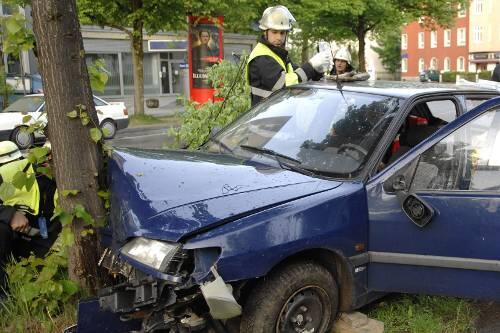 In der Wotanstraße prallte der Pkw frontal gegen einen Baum.