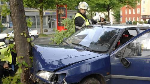 In der Wotanstraße prallte der Pkw frontal gegen einen Baum. In der Wotanstraße prallte der Pkw frontal gegen einen Baum.