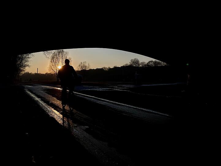 Fiat lux. Unter der breiten Wittelsbacherbr&uuml;cke kommt man aus der H&ouml;hle ins Licht.