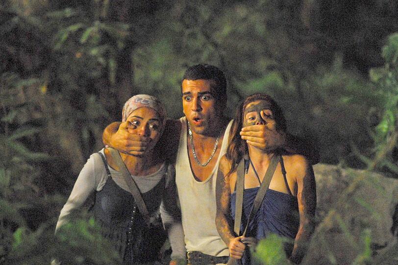 Sind das etwa Kannibalen? Cem (Elyas M'Barek), Lena (Josefine Preu&szlig;, rechts) und Yagmur (Pegah Ferydoni) sind auf einer Insel mit Urwald gestrandet.