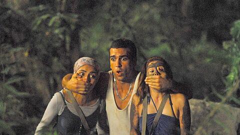Sind das etwa Kannibalen? Cem (Elyas M'Barek), Lena (Josefine Preu&szlig;, rechts) und Yagmur (Pegah Ferydoni) sind auf einer Insel mit Urwald gestrandet.