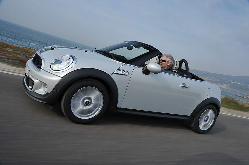 Der Sonne hinterher: Bei der ersten AZ-Testfahrt an der Küste Portugals beweist der Mini Roadster AZ-Redakteur Rudolf Huber sein großes Fahrspaß-Potenzial.