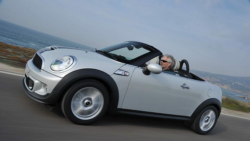 Der Sonne hinterher: Bei der ersten AZ-Testfahrt an der Küste Portugals beweist der Mini Roadster AZ-Redakteur Rudolf Huber sein großes Fahrspaß-Potenzial. Der Sonne hinterher: Bei der ersten AZ-Testfahrt an der Küste Portugals beweist der Mini Roadster AZ-Redakteur Rudolf Huber sein großes Fahrspaß-Potenzial.