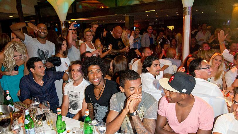 FC Feiern (v. l.): Claudio Pizarro, Rafinha, Dante, Luiz Gustavo und David Alaba amüsieren sich an ihrem Tisch. FC Feiern (v. l.): Claudio Pizarro, Rafinha, Dante, Luiz Gustavo und David Alaba amüsieren sich an ihrem Tisch.