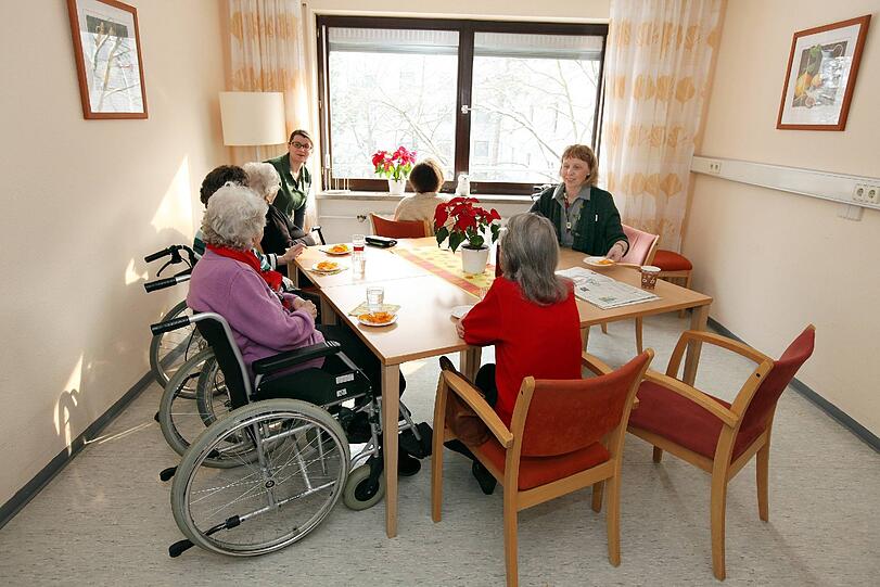 In München werden 6741 Senioren in Pflegeheimen versorgt. Die meisten Menschen ziehen es aber vor, in ihren eigenen vier Wänden alt zu werden.