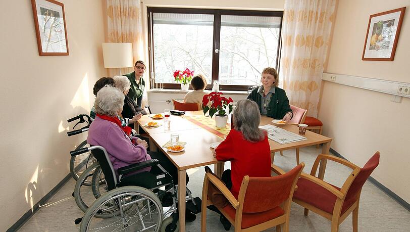 In München werden 6741 Senioren in Pflegeheimen versorgt. Die meisten Menschen ziehen es aber vor, in ihren eigenen vier Wänden alt zu werden. In München werden 6741 Senioren in Pflegeheimen versorgt. Die meisten Menschen ziehen es aber vor, in ihren eigenen vier Wänden alt zu werden.