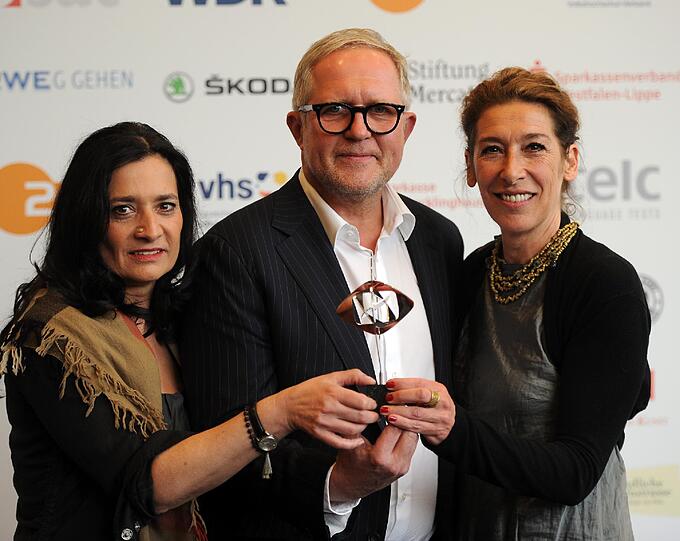 Die Regisseurin Sabine Derflinger (l-r) und die Schauspieler Harald Krassnitzer und Adele Neuhauser posieren vor der Verleihung mit dem Preis in der Kategorie "Fiktion" für die "Tatort"-Folge "Angezählt.