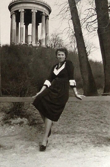 Sommer 1954: Christines Mutter Hannelore posiert vor dem Monopteros im Englischen Garten.