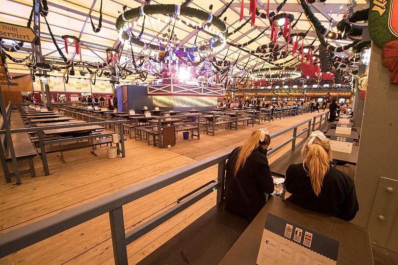 Der Regen bestimmt den Auftakt zum 183. Oktoberfest in München. Erste Wiesnfans standen trotzdem seit 7 Uhr vor den Zelten an.