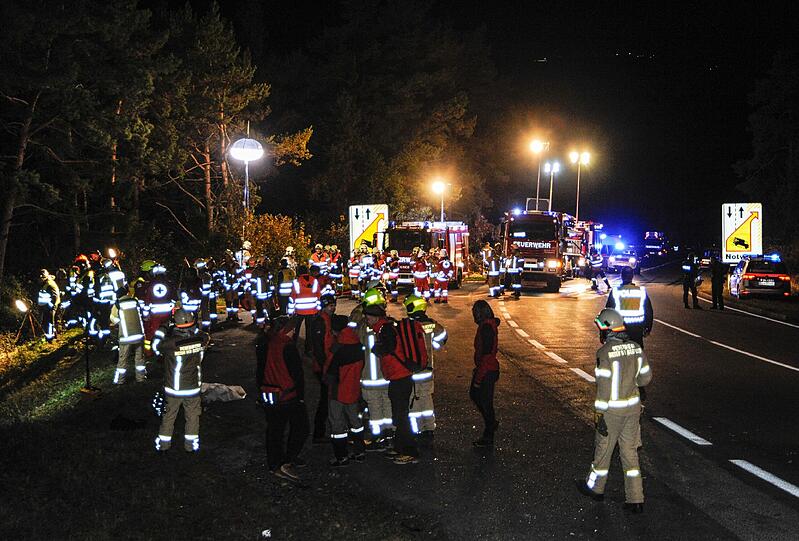Der Bus kam aus Abona. Mit 29 Insassen stürzte er nach dem schweren Unfall am Freitag am Zirler Berg ab.