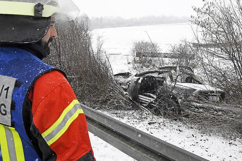 Die Leitplanke hatte den Mercedes in die Luft katapultier.