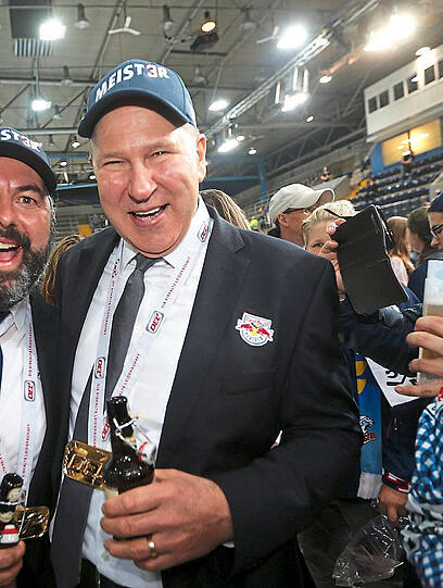 Der Mann mit dem Bier ist da: Coach Jackson.