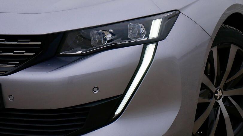 Die gezackten Tagfahrlichter und die LED-Leuchten geben dem 5608 ein spezielles Gesicht.