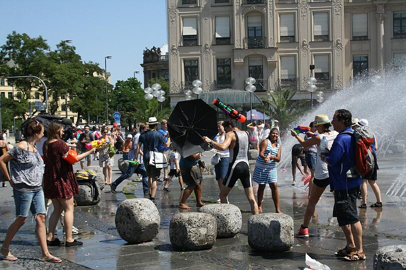 Wasserschlacht am Stachus. Die Bilder.