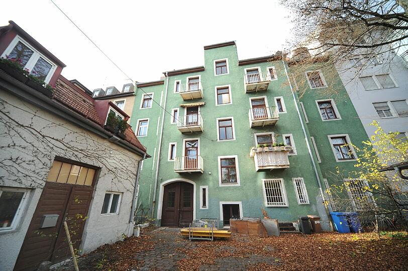 Die Rückansicht des Hauses mit dem niedlichen kleinen Hinterhaus: Ex-Mieter und Nachbarn befürchten, dass der Hof zugebaut werden soll.