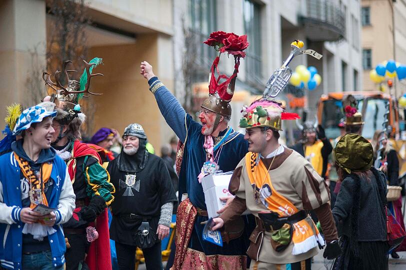 Die Damischen Ritter in Aktion: Impressionen vom Faschingszug durch die Altstadt am Sonntag.