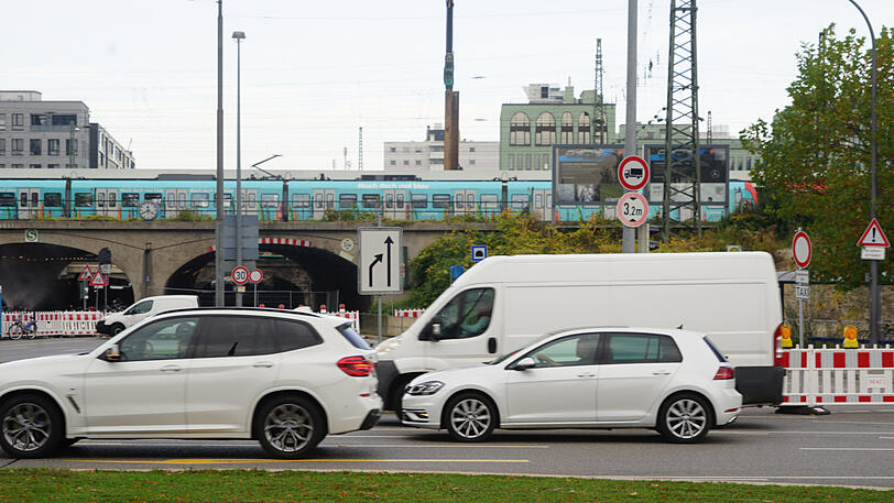 Verkehrschaos und Schildermeer rund um den Tunnel.