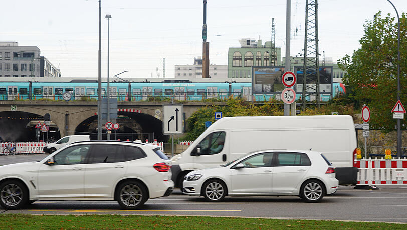 Verkehrschaos und Schildermeer rund um den Tunnel. Verkehrschaos und Schildermeer rund um den Tunnel.