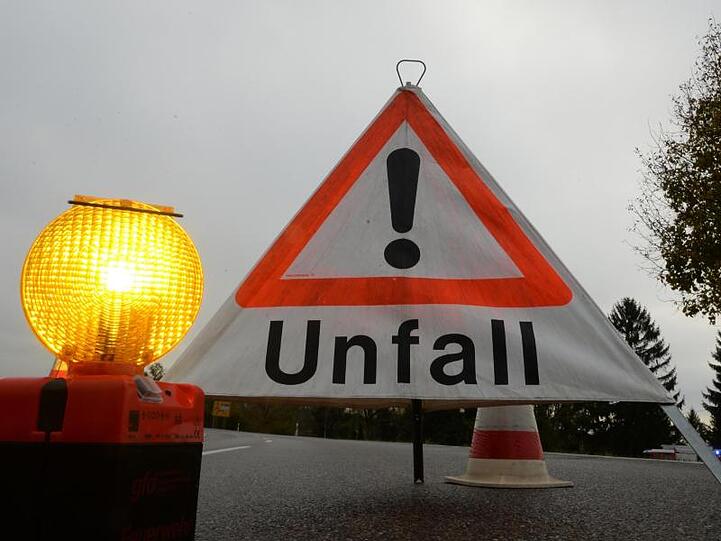 Ein Warndreieck mit der Aufschrift "Unfall" ist zu sehen. Foto: Patrick Seeger/dpa