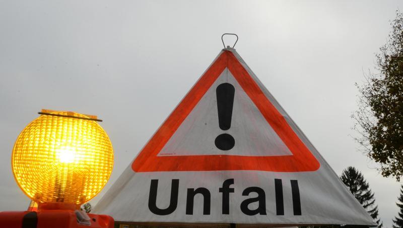 Ein Warndreieck mit der Aufschrift "Unfall" ist zu sehen. Foto: Patrick Seeger/dpa Ein Warndreieck mit der Aufschrift "Unfall" ist zu sehen. Foto: Patrick Seeger/dpa