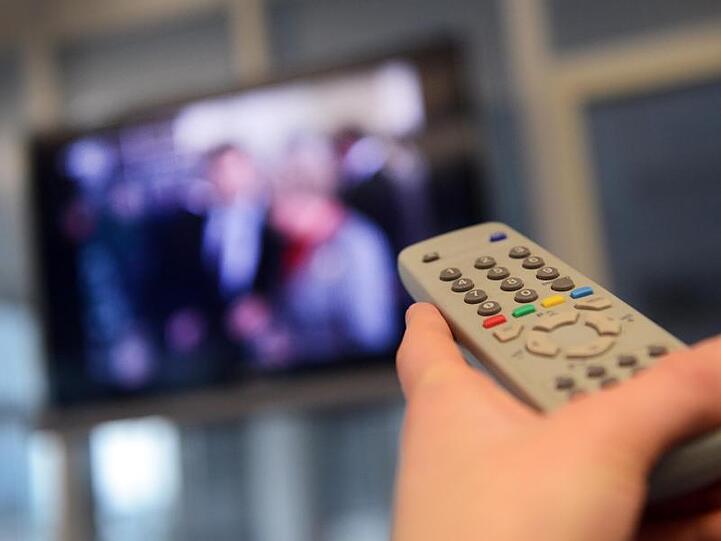 Der Fernseher bleibt bei der Bewegtbildnutzung weiterhin das wichtigste Gerät, auch wenn junge Leute zunehmend dafür ein Smartphone bevorzugen.