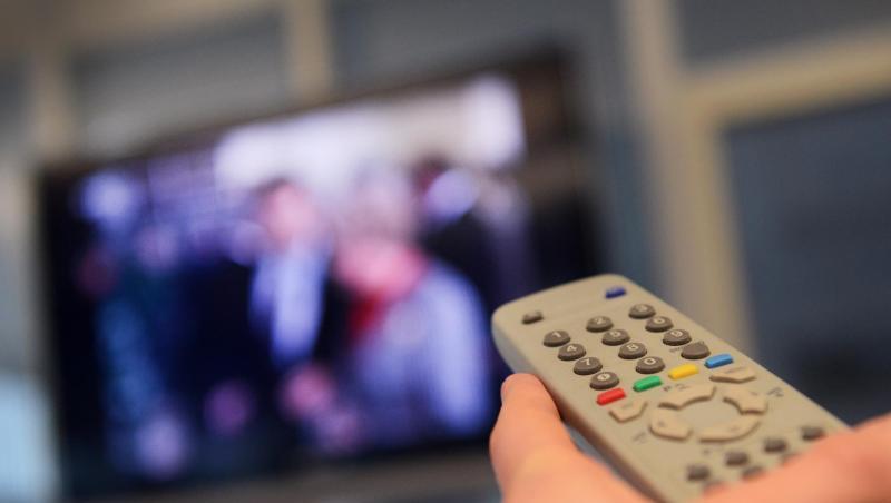 Der Fernseher bleibt bei der Bewegtbildnutzung weiterhin das wichtigste Gerät, auch wenn junge Leute zunehmend dafür ein Smartphone bevorzugen.