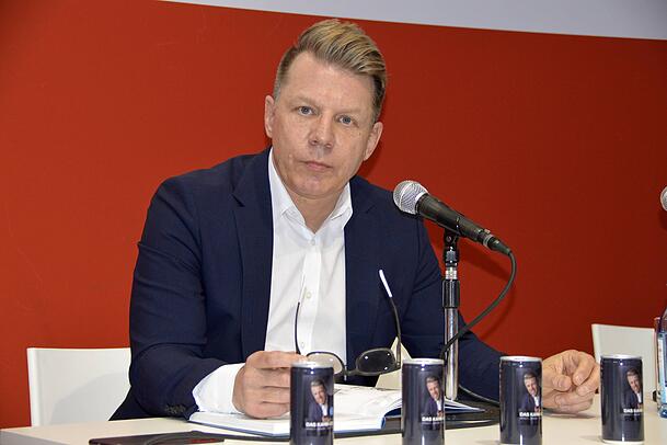 Bruder des ehemaligen Bayern-Bosses: Axel Kahn. Bruder des ehemaligen Bayern-Bosses: Axel Kahn.