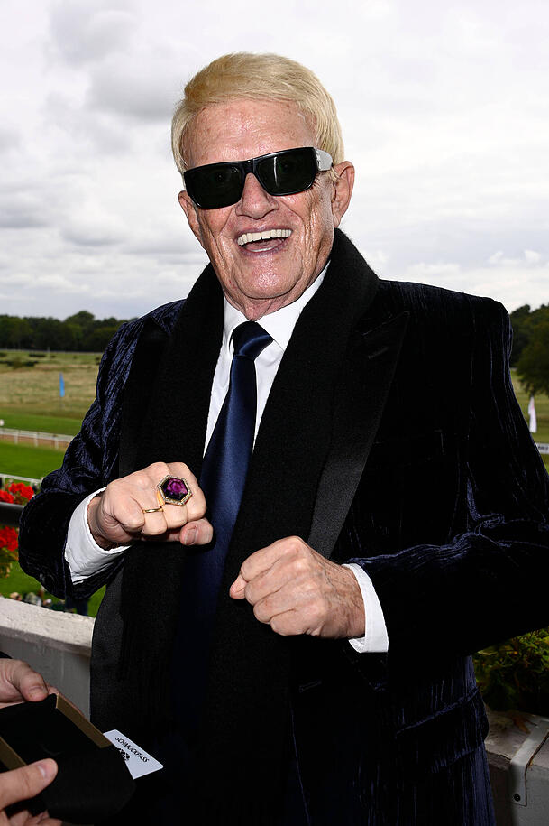 Stolz präsentierte Heino den Ring, der mutmaßlich aus dem Nachlass von Rudolph Moshammer stammt.