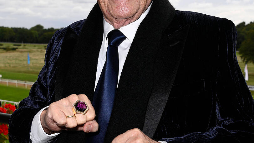 Stolz präsentierte Heino den Ring, der mutmaßlich aus dem Nachlass von Rudolph Moshammer stammt. Stolz präsentierte Heino den Ring, der mutmaßlich aus dem Nachlass von Rudolph Moshammer stammt.