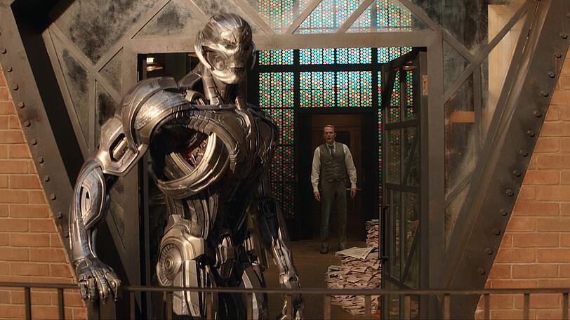 Ultron ist nicht glücklich darüber, das ihn Vision nicht aus dem Haus lässt. Ultron ist nicht glücklich darüber, das ihn Vision nicht aus dem Haus lässt.