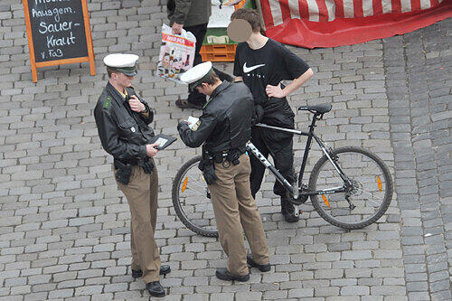 Erst am Mittwoch kassierte dieser junge Mann ein Knöllchen &ndash; die Grünen wollen Radeln erlauben.