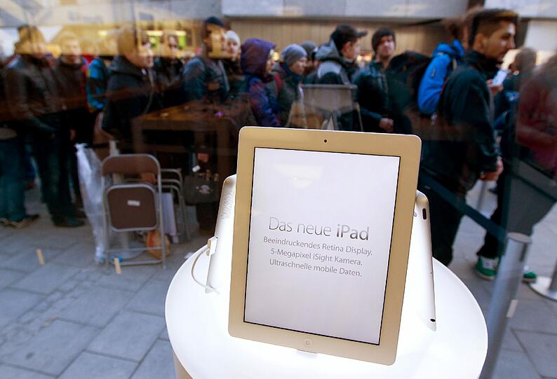 Rund 400 Menschen drängten am Morgen auf den Münchner Apple-Store, um ein neues iPad zu ergattern.