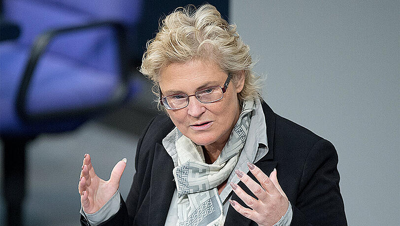 Die Parlamentarische Fraktionsgeschäftsführerin Christine Lambrecht (SPD) freut sich laut eigener Aussage auf die Diskussion mit der Union, bezüglich eines neuen Einwanderungsgesetzes. Die Parlamentarische Fraktionsgeschäftsführerin Christine Lambrecht (SPD) freut sich laut eigener Aussage auf die Diskussion mit der Union, bezüglich eines neuen Einwanderungsgesetzes.
