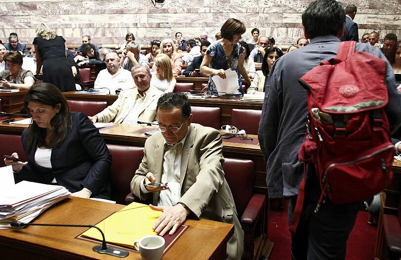 Im Parlement wird debattiert, davor protestiert.
