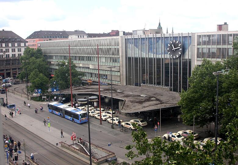 Schön ist er nicht, der Hauptbahnhof, so wie er jetzt da steht. Denkmalschützer finden eine Sanierung jedoch sinnvoller und nachhaltiger als einen komplette Neubau.