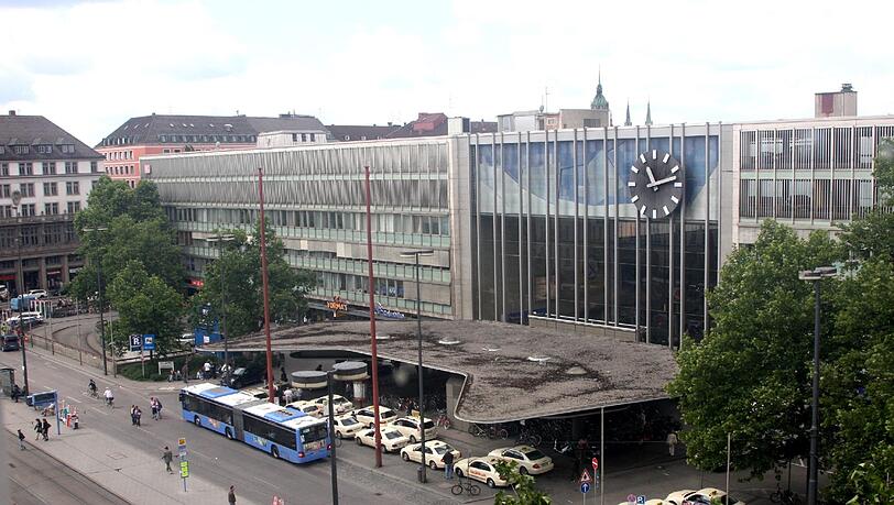 Schön ist er nicht, der Hauptbahnhof, so wie er jetzt da steht. Denkmalschützer finden eine Sanierung jedoch sinnvoller und nachhaltiger als einen komplette Neubau.