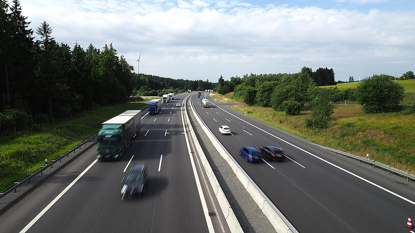 Der Verkehr auf der A9 bei Münchberg fließt am Tag nach dem schweren Busunglück wieder nahezu normal.