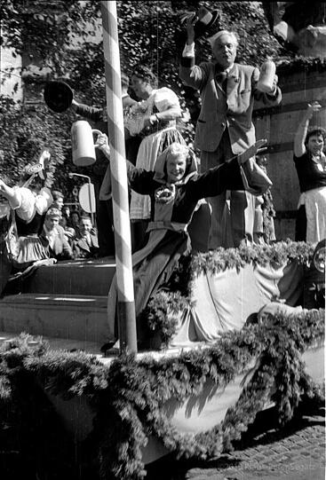 Blendende Laune verbreitet das Münchner Kindl beim Einzug der Wiesn-Wirte im Jahre 1950.