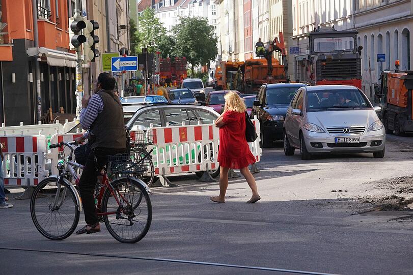 Vielleicht war der ein oder andere Fahrer ja noch im Urlaub. 
Der Abschnitt zwischen Müller- und Stephanstraße wird nun eine Woche lang saniert, gibt die Stadt Auskunft.