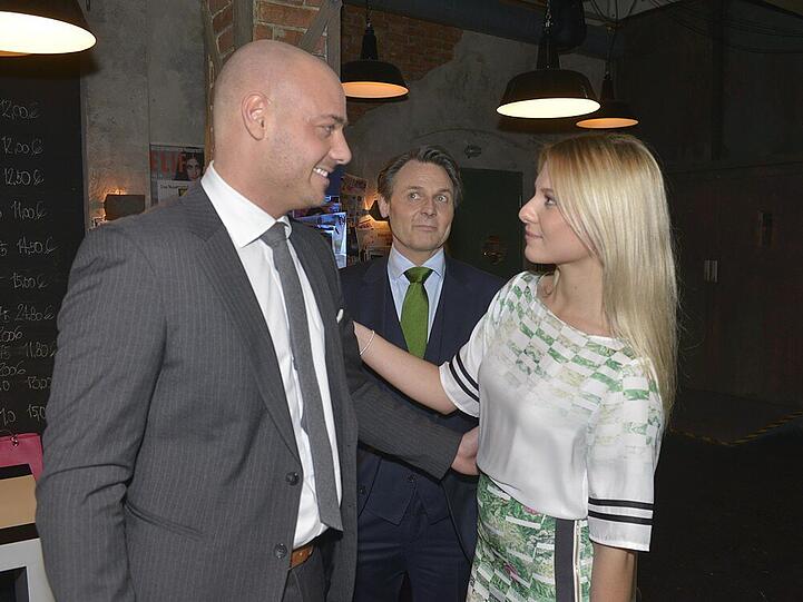 Christian Tews (l.) am Set von "GZSZ" mit Wolfgang Bahro (Joe Gerner) und Valentina Pahde (Sunny)