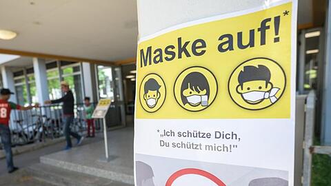 Ein Plakat weist auf die Maskenpflicht in einer Schule hin. Foto: Andreas Arnold/dpa/Archivbild