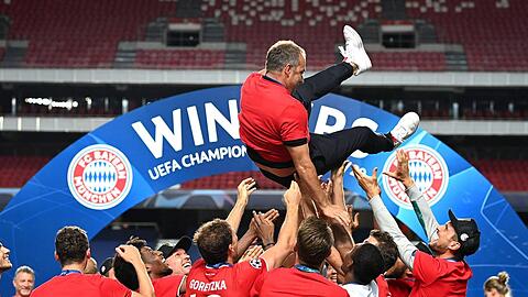 Air Hansi! Die Bayern-Spieler lassen Trainer Hansi Flick, den Macher des Triple-Triumphes, hochleben. Er ist damit der zweite Trainer nach Jupp Heynckes, der den Bayern das Triple beschert hat.
