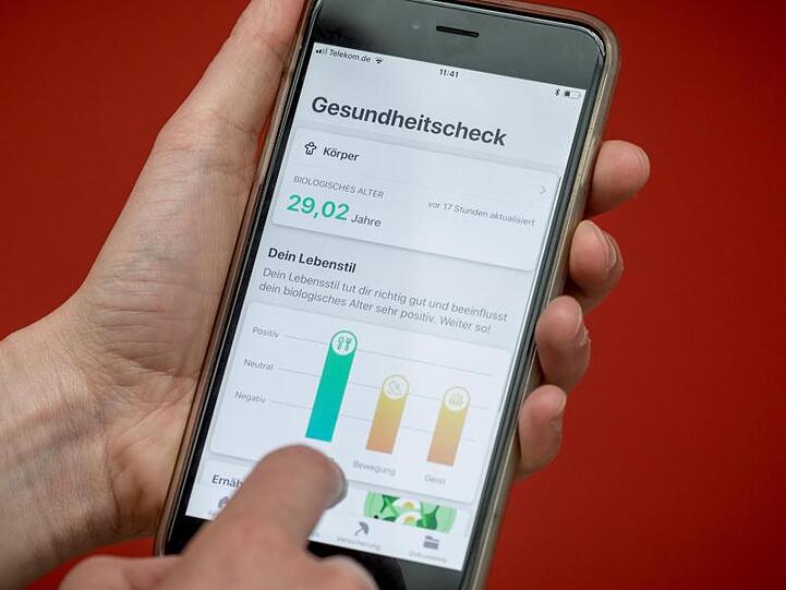 Ein Handybildschirm zeigt eine Gesundheits-App. Foto: Michael Kappeler/dpa