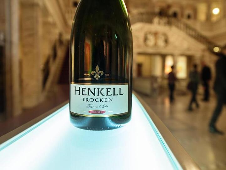 Eine Flasche "Henkell Trocken" im historischen Marmorsaal der Sektkellerei Henkell Freixenet.