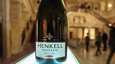 Eine Flasche "Henkell Trocken" im historischen Marmorsaal der Sektkellerei Henkell Freixenet.