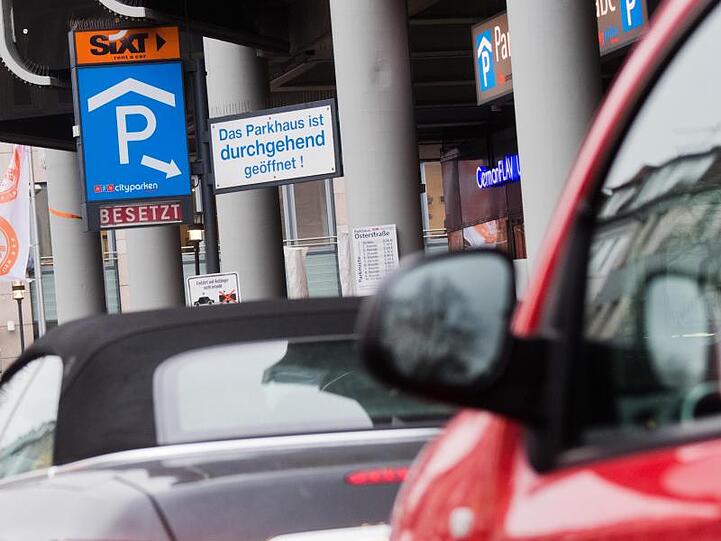 Die Parkplatzsuche wird vor allem in Großstädten immer schwerer.