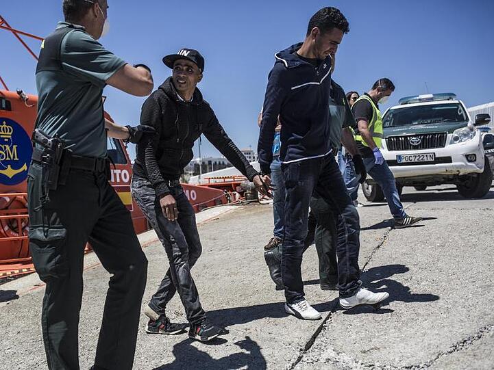 Zwei Migranten aus Nordafrika kommen nach ihrer Rettung in der Straße von Gibraltar im Hafen von Tarifa in Spanien an.