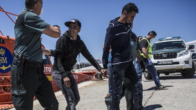 Zwei Migranten aus Nordafrika kommen nach ihrer Rettung in der Straße von Gibraltar im Hafen von Tarifa in Spanien an. Zwei Migranten aus Nordafrika kommen nach ihrer Rettung in der Straße von Gibraltar im Hafen von Tarifa in Spanien an.